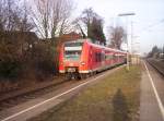 425 579(079) steht in Herrath und wartet in der Sonne auf die Weiterfahrt nach Aachen Hbf. 24.01.2006