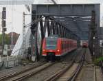 425 124/624 ist als RB 2 Mainz - Karlsruhe am 18.10.2011 auf der Konrad Adenauer Brcke kurz vor Mannheim Hbf