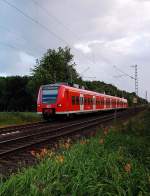 Bei Herrath ist am Freitag den 8.6.2012 der 425 563-4 als RB 33 nach Duisburg unterwegs.......