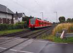 Am Bahnbergang Dahlerweg in Wickrath ist am Abend des 16.7.2012 ein 425er Triebwagen als RB 33 nach Aachen unterwegs.