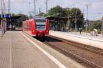 Gerade verlsst am Donnerstagnachmittag der 425 571-1 den Bahnsteig 4 im Viersener Bahnhof als RB33 nach Aachen....nchster Halt ist Mnchengladbach Hbf.