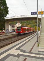 Ein S2 Zug nach Mosbach/Neckarelz am Abend des 13.10.2012 in Neckargerach. Es ist der 425 718-4 der hier unter der Fugngerbrcke zu sehen ist.