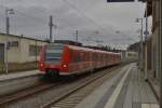 Am Silvestermorgen kommt der 425 214-4 aus Osterburken in den Bahnhof Eicholzheim eingefahren, der als S1 verkehrende Zug ist auf dem Weg nach Homburg an der Saar.