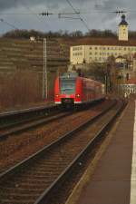 Durch den Bahnhof Gundelsheim/Neckar donnert dieser RE1 Zug von 425 752-3 gefhrt auf seinem Weg nach Heilbronn am Sonntag den 30.12.2012.