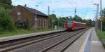 425 112 im ehemaligen Bahnhof Beckingen Saar - 

Heute leider nur noch ein Haltepunkt, alle Weichen und Nebengleise sind verschwunden.
Aus der Zeit des Gterumschlages ist noch ein alter Schuppen erhalten.
Das ehemalige Bahnhofgebude ist privat und wird saniert und daher unter Gersten und Netzen versteckt.

425 112 kommt im Berufsverkehr gleich in Beckingen - Saar zum Stehen und setzt dann seine fahrt nach Trier fort.

KBS 685 12.09.2011