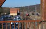 Ehemaliger Bahnknoten Trkismhle...

Was muss in den 60er Jahren hier ein Betrieb geherrscht haben.

Trkismhle war (ist???) Trennungsbahnhof vieler wichtiger Strecken gewesen. (und Grenze zu Rheinland-Pfalz)

Durchgehende Verbindungen gab es ber die Hochwal- und Ruwertalbahn ber Hermeskeil nach Trier. Ab Hermeskeil ber die Hunsrckquerbahn nach Langenlonsheim zwischen Bingen und Bad Kreuznach oder nach ber Emmelshausen nach Boppard.

Nach Sden verlief die Strecke Hermeskeil - Kusel ber Schwarzerden (Westrichbahn)

Die Hauptmagistrale war und ist aber die Verbindung Saarbrcken - Mainz/Bingen.

Der Name Nahetalbahn trifft erst ab Trkismhle richtig zu, denn hier begegnet die Bahntrasse zum ersten Mal dem Flsschen.

Von Saarbrcken endet hier der Fahrdraht.

Auf Gleis 1 wartet 425 140 auf Abfahrt nach Saarbrcken. (Auf dem Gleis der ehemaligen Hochwaldbahn)

Auf Gleis 3 steht ein 628er als RB nach Mainz bereit.

Die Westrichbahn wird noch als Anschluss bis Wolfersweiler genutzt, die Hochwaldbahn bietet Museumsbetrieb bis Hermeskeil und sporadischen Gterverkehr.

KBS 680 15.03.2012