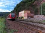 Die Farbe Rot in allen Variationen - Die Dro Hartsteinwerke stuben roten  Puderzucker  ber die Gegend bei Taben-Rodt. Die Container sind das Bro von Dro in Taben.

Der Bahnanschlu zum Hartsteinwerk ist zwar noch vorhanden, wird aber nicht mehr bedient, eine Reaktivierung wurde aber Anfang 2013 diskutiert.
Dem Steinbruch gehrte eine eigene Kf.
Von 1991 bis 1999 Gmeinder / 5022 / 1958 / Kf II
Von 1999 bis 2005 Jung / 13574 / 1963 / Kf III

425 133 als RB71 Trier - Homburg hat den Haltepunkt Taben verlassen und steuert auf Saarhlzbach, die erste Station im Saarland, zu.

KBS 685 02.09.2012 - Bahnstrecke 3230 Saarbrcken - Karthaus