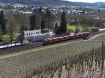 Vorbei an den Weinbergen und dem Weingut von Gnther Jauch rollt ein 425er als RB nach Trier.