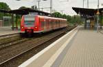 425 081 steht am Samstag den 18.5.2013 in Viersen am Bahnsteig Gleis 4 zur Weiterfahrt nach Mnchengladbach Hbf bereit, Ziel der RB33 ist aber Aachen Hbf.
