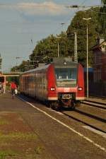 Ein RE8 Kurzzug steht in Rommerskirchen am Bahnsteig in Richtung Kln fahrend.