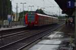 Bei einem krftigen Regenschauer fhrt der 425 107-8 als Fhrungsfahrzeug einer RE8 in Neuwied ein. 14.9.2013