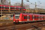 Begegnung. Die Kreuzung dieser beiden Regionalzüge konnte ich am Abend des 13.03.2014 im Bahnhof Köln-Deutz aufnehmen.