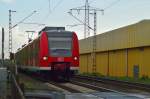 An der Saftfabrik in Herrath vorbei geht es für den 425 583-2 als RB33 nach Duisburg Hbf. Da der Zug an jedem Katzenbaum hält, nimmt er gleich in Herrath den nächsten Halt war. 14.4.2014