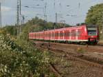 425 095 überquert hier als RE8 nach Mönchengladbach HBF den Bahnübergang Blumenstraße.