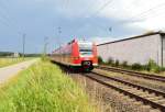 Durch Anrath kommt der 425 068 als RB 33 gen Aachen fahrend vor meine Linse.
Eben ist er in Krefeld noch durch einen kräftigen Regenschauer gefahren und hat nun wieder sonniges Terrain erreicht.6.7.2014