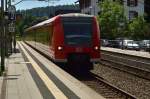 Als RE1 nach Mannheim ist der 425 616-0 hier bei der Durchfahrt in Neckargerach zu sehen. 17.7.2014