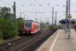 425 066 und 067 haben den Neusser Güterbahnhof verlassen und nähern sich der Einmündung in die KBS 485 Richtung Mönchengladbach (28.7.14). Ein Ersatzhalt für Krefeld ist aufgrund des Fahrweges nicht möglich.