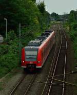 RB 33 nach Duisburg Hbf, hier ist der 425 575-8 gerade auf höhe der Hohlstraße in Rheydt nach Mönchengladbach Hbf fahrend zu sehen.3.8.2014