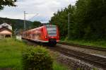 An der Spitze eines S1 Zuges der sich in Mosbach Baden trennt ist der 425 210-0 bei der Ausfahrt aus Neckargerach am 22.8.2014 zu sehen.
