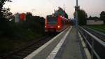 Die RB33 (Rhein-Niers-Bahn) kommt aus Richtung Heinsberg und hält in Heinsberg-Randerath und fährt in Richtung Lindern in der Abendsonne am Abend vom 22.9.2014.