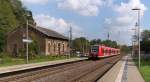 Die Photowolke ist weg - In Beckingen war wieder eitler Sonnenschein und die Photowolke vergessen. 425 139 beim Halt im Haltepunkt Beckingen Saar. Von den Zeiten des Bahnhof Beckingen mit Güterabfertigung und Werksanschlußgleis könnte der alte Güterschuppen wohl viel erzählen. Am Güterschuppen erkennt man sogar noch Einschusslöcher aus dem zweiten Weltkrieg. Bahnstrecke 3230 Saarbrücken - Karthaus mit RB 71 Homburg - Trier am 02.10.2014