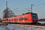 425 068 als RB35 nach Duisburg Hbf. im letzten Licht des Tages am 28.12.2014 in Voerde (Niederrhein)