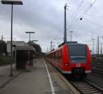 Die Rhein Niers Bahn (RB33) von Aachen-Hbf nach Heinsberg-Duisburg-Hbf und kommt  aus Richtung Aachen-Hbf,Aachen-Schanz und hilt in Aachen-West und fährt in Richtung Laurensberg,Richterich,Kohlscheid,Herzogenrath. Aufgenommen vom Bahnsteig in Aachen-West am Kalten 11.1.2015.
