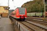 Nicht schon wieder! Dachte wohl dieser Tf als er Dennis Fiedler und mich mit den Kameras stehen sah......als er mit dem 425 096-5 als RE 8 nach Koblenz in Linz eingefahren kommt. 18.1.2015
