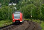 Der 425 229-2 kommt hier gerade durch den Gleisbogen in Neckargerach eingefahren.
Am 23.5.2015 fuhr der Zug als S1 nach Osterburken. 