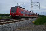 RE8 bei Gierath, der 425 540-2 ist hier nach Linz am Rhein unterwegs.
Der zweireihige Parkplatz im Hintergrund ist ein Stau auf der A46 nach Heinsberg/Aachen, zwischen Jüchen und Kreuz Wanlo hat sich ein Kieslaster auf die Seite gelegt und so bis 22:00 Uhr die Autobahn lahmgelegt. 2.6.2015