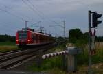 RB33 nach Aachen, hier kommt der 425 581-6 an den Bü In der Schley/Am Chur heran gefahren. Sonntag 28.6.2015