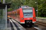 Durch Neckargerach ķommt der 425 111 als RE3 nach Heilbronn am heutigen Tag gefahren. 14.9.2015

