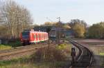 Jedes Bild erzählt eine Geschichte, eine reicht hier nicht aus. 425 090 ist als RB Homburg Saar - Trier unterwegs. Hier in Bous hat sich Vieles verändert. Im Hintergrund ist die Halle des ehemaligen Brückenlagers Karthaus zu sehen. Hier gab es ein Außenlager. Auf dem freien Feld gab es noch mehrere Gleise, auch ein Durchgangsgleis in der Halle. Später wurde die Halle und das Vorfeld zur Zerlegung von ausgemusterten Loks der Baureihe E-94 benutzt. Das Abstellgleis im Vordergrund wird heute als Ausziehgleis von den Stahlwerken Bous (ex. Mannesmann Röhrenwerke) genutzt. Das Gleis war mal bis Ensdorf durchgehend. Bahnstrecke 3230 Saarbrücken - Karthaus am 12.11.2015