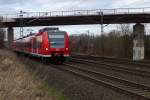 425 021-3 als RE 6a (Düsseldorf Hbf - Köln/Bonn Flughafen) unter der Straßenbrücke bei Köln Worringen. (12.02.2016)