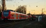 Begenung der anderen Art!  Gerade als der 425 070 den Rheydter Hbf am Abend des 16.02.2016 in Richtung Aachen Hbf verlässt, rangiert eine ulkige Fuhre aus dem Rangierbahnhof auf Gleis 4 in den