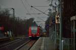 Regenwetterbild! Am Samstag den 5.3.2016 ist ein RE11 nach Mönchengladbach in Anrath im Nachschuß von mir aufgenommen worden.Hier ist der Zug auf dem Bü Jakob-Krebs-Straße festgehalten. Der Zug als solcher endet an diesem Tag in Viersen wegen Brückenbauarbeiten. 