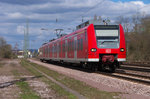 425 140 ist als RB von Merzig nach Kaiserslautern unterwegs und hat gerade den Bahnhof Ensdorf verlassen.