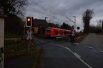 Ein mal nicht verspäteter RE8 Zug gen Koblenz in Jüchen am Bü Friedhof/Jüchener Mühle am Abend des 22.3.2016