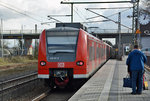 425 107-0 RB48 nach Mehlem bei der Ausfahrt aus dem Bf Sechtem. Mit  Begrüßungsküsschen  rechts am Bahnsteig - 29.11.2015