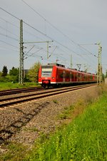 Ein umgeleiteter RE11 nach Mönchengladbach kommt hier am 9.5.2016 durch Kleinenbroich.