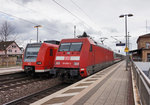 Während rechts der EC 390 (Linz Hbf - Salzburg Hbf - Frankfurt (Main) Hbf), mit 101 050-3 als Schublok, durchfährt, fährt links 425 250-8 als RB 38625 (Bensheim - Mannheim Hbf) in den