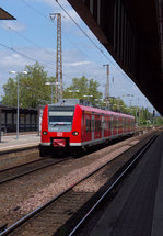 Ein  Quierschie  Bild muss natürlich auch sein. 425 137 kommt aus dem Bw Trier zum Hbf. gegen 13.50 Uhr. Um 14.01 Uhr ist Abfahrt aus Trier als RB nach Homburg Saar. 14.05.2016