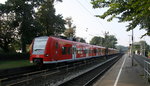 Die Rhein Niers Bahn (RB33) aus Aachen-Hbf-Heinsberg-Rheinand-Duisburg-Hbf kommt aus Richtung Aachen-West,Laurensberg,Richterich, und hält in Kohlscheid und fährt in Richtung