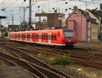 Einzeln fahrender RE6a gen Düsseldorf fahrend verlässt der 425 524 die Domstadt.