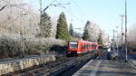 Die Rhein Niers Bahn (RB33) kommt aus Duisburg-Hbf nach Aachen-Hbf und kommt aus Richtung Mönchengladbach-Hbf,Rheydt-Hbf,Wickrath,Beckrath,Herrath und hält in Erkelenz und fährt dann weiter in Richtung Baal,Hückelhoven-Baal,Brachelen,Lindern,Süggerrath,Geilenkirchen,Frelenberg,Zweibrüggen,Übach-Palenberg,Rimburg,Finkenrath,Hofstadt,Herzogenrath, Kohlscheid,Richterich,Laurensberg,Aachen-West,Aachen-Schanz,Aachen-Hbf. 
Aufgenommen vom Bahnsteig 1 in Erkelenz.
An einem schönem Wintermorgen am Kalten Morgen vom 4.12.2016.