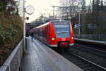 Die Rhein Niers Bahn (RB33) aus Aachen-Hbf-Heinsberg-Rheinand-Duisburg-Hbf kommen aus Richtung Aachen-Hbf und fahren in Aachen-Schanz ein und fahren dann weiter in Richtung