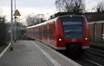 Die Rhein Niers Bahn (RB33)kommt aus Aachen-Hbf nach Duisburg-Hbf und kommt aus Richtung Aachen-Hbf,Aachen-Schanz,Aachen-West,Laurensberg,Richterich,Kohlscheid,Herzogenrath,Palenberg,Zweibrüggen,Frelenberg,Geilenkirchen,Süggerrath,Lindern,Brachelen,Hückelhoven-Baal,Baal und hält in Erkelenz und fährt dann weiter in Richtung Herrath,Beckrath,Wickrath,Rheydt-Hbf,Mönchengladbach-Hbf. 
Aufgenommen vom Bahnsteig 2 in Erkelenz. 
Bei Schöem Sonnenschein am Mittag vom 23.12.2016.