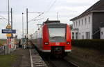 Ein Nachschuss von der Rhein Niers Bahn (RB33) kommt aus Aachen-Hbf nach Duisburg-Hbf und kamm aus Richtung Aachen-Hbf,Aachen-Schanz,Aachen-West,Laurensberg,Richterich,Kohlscheid,Herzogenrath,Palenberg,Zweibrüggen,Frelenberg,Geilenkirchen,Süggerrath,Lindern,Brachelen,Hückelhoven-Baal,Baal,Erkelenz und hilt in Herrath und  fuhr dann weiter in Richtung Beckrath,Wickrath,Rheydt-Hbf,Mönchengladbach-Hbf. 
Aufgenommen vom Bahnsteig 1 in Herrath. 
Bei Sonne und Wolken am Mittag vom 23.12.2016.