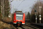 Die Rhein Niers Bahn (RB33) kommt aus Duisburg-Hbf nach Aachen-Hbf und kommt aus Richtung Mönchengladbach-Hbf,Rheydt-Hbf,Wickrath,Beckrath,Herrath und hält in Erkelenz und fährt dann weiter in Richtung Baal,Hückelhoven-Baal,Brachelen,Lindern,Süggerrath,Geilenkirchen,Frelenberg,Zweibrüggen,Übach-Palenberg,Rimburg,Finkenrath,Hofstadt,Herzogenrath, Kohlscheid,Richterich,Laurensberg,Aachen-West,Aachen-Schanz,Aachen-Hbf. 
Aufgenommen vom Bahnsteig 1 in Erkelenz.
Bei Sonnenschein und Wolken am Mittag vom 24.12.2016.