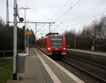 Die Rhein Niers Bahn (RB33) kommt aus Duisburg-Hbf nach Aachen-Hbf und kommt aus Richtung Mönchengladbach-Hbf,Rheydt-Hbf,Wickrath,Beckrath,Herrath und hält in Erkelenz und fährt dann weiter in Richtung Baal,Hückelhoven-Baal,Brachelen,Lindern,Süggerrath,Geilenkirchen,Frelenberg,Zweibrüggen,Übach-Palenberg,Rimburg,Finkenrath,Hofstadt,Herzogenrath, Kohlscheid,Richterich,Laurensberg,Aachen-West,Aachen-Schanz,Aachen-Hbf. 
Aufgenommen vom Bahnsteig 1 in Erkelenz.
Bei Wolken am Nachmittag vom 25.12.2016. 